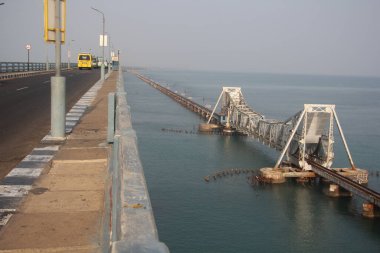 Pamban Köprüsü, Hindistan 'ın Mandapam kentini Rameswaram' daki Pamban Adası 'na bağlayan bir demiryolu köprüsü..