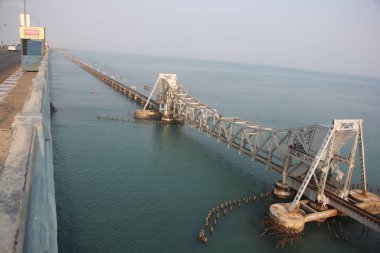Pamban Köprüsü, Hindistan 'ın Mandapam kentini Rameswaram' daki Pamban Adası 'na bağlayan bir demiryolu köprüsü..