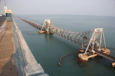 Pamban Köprüsü, Hindistan 'ın Mandapam kentini Rameswaram' daki Pamban Adası 'na bağlayan bir demiryolu köprüsü..