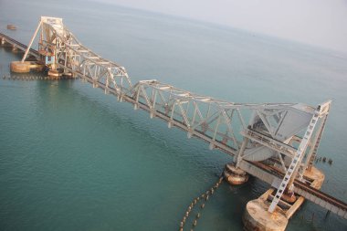 Pamban Köprüsü, Hindistan 'ın Mandapam kentini Rameswaram' daki Pamban Adası 'na bağlayan bir demiryolu köprüsü..