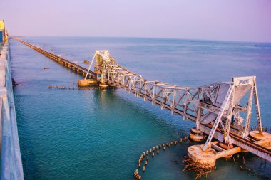 Pamban Köprüsü, Hindistan 'ın Mandapam kentini Rameswaram' daki Pamban Adası 'na bağlayan bir demiryolu köprüsü..