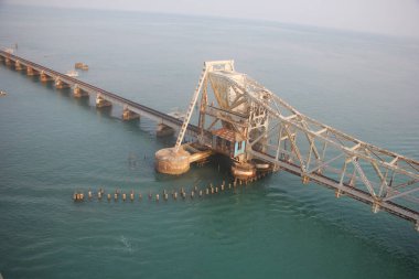 Pamban Köprüsü, Hindistan 'ın Mandapam kentini Rameswaram' daki Pamban Adası 'na bağlayan bir demiryolu köprüsü..