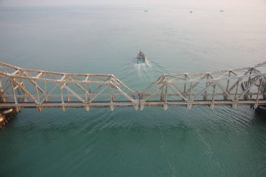Pamban Köprüsü, Hindistan 'ın Mandapam kentini Rameswaram' daki Pamban Adası 'na bağlayan bir demiryolu köprüsü..