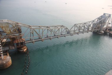 Pamban Köprüsü, Hindistan 'ın Mandapam kentini Rameswaram' daki Pamban Adası 'na bağlayan bir demiryolu köprüsü..