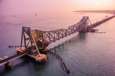 Pamban Köprüsü, Hindistan 'ın Mandapam kentini Rameswaram' daki Pamban Adası 'na bağlayan bir demiryolu köprüsü..