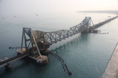 Pamban Köprüsü, Hindistan 'ın Mandapam kentini Rameswaram' daki Pamban Adası 'na bağlayan bir demiryolu köprüsü..