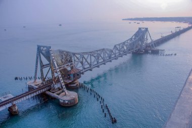 Pamban Köprüsü, Hindistan 'ın Mandapam kentini Rameswaram' daki Pamban Adası 'na bağlayan bir demiryolu köprüsü..
