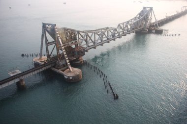 Pamban Köprüsü, Hindistan 'ın Mandapam kentini Rameswaram' daki Pamban Adası 'na bağlayan bir demiryolu köprüsü..