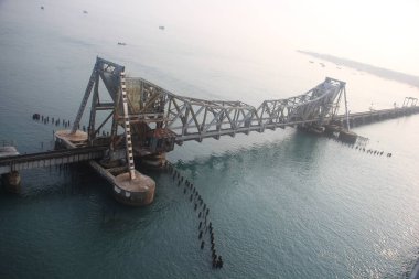 Pamban Köprüsü, Hindistan 'ın Mandapam kentini Rameswaram' daki Pamban Adası 'na bağlayan bir demiryolu köprüsü..