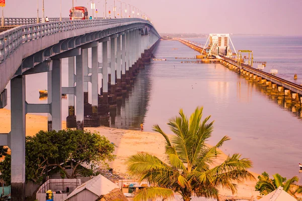 パンバン橋 Pamban Bridge インド本土のマンダパムとラムスワラムのパンバン島を結ぶ鉄道橋である ロイヤリティフリーのストック画像