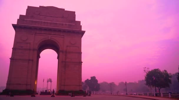 美しい色日の出インド門を表示します インド門ラジパス道路上の戦争記念碑 New Delhi — ストック動画