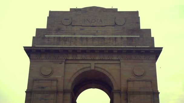 美しい色日の出インド門を表示します インド門ラジパス道路上の戦争記念碑 New Delhi — ストック動画