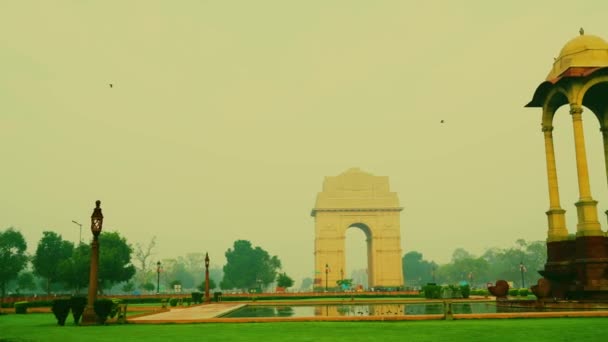 중국의 천연색 해돋이 뉴델리의 도로에 기념비 — 비디오