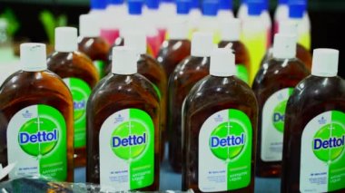 Dettol sıvısına yakın çekim. Ünlü bir antiseptik sıvısı. Virüsleri, bakterileri ve mikropları öldür. Coronavirus, Covid-19 koruma.