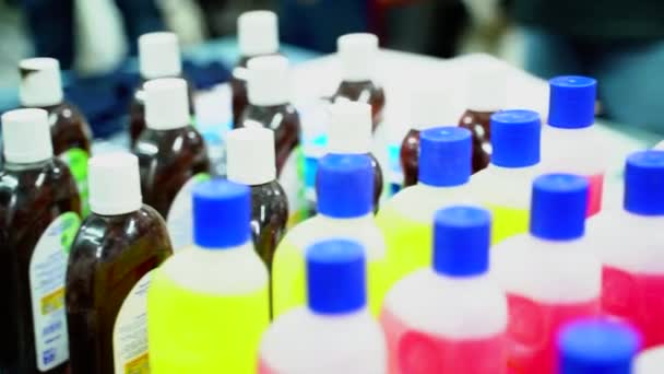 Крупный План Жидкости Лизола Известная Антисептическая Жидкость Убить Вирусы Бактерии — стоковое видео