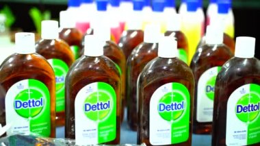 Dettol sıvısına yakın çekim. Ünlü bir antiseptik sıvısı. Virüsleri, bakterileri ve mikropları öldür. Coronavirus, Covid-19 koruma.