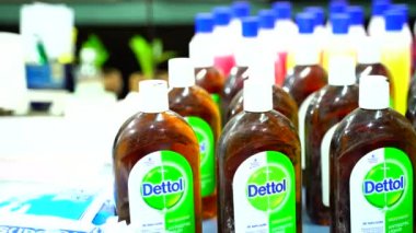Dettol sıvısına yakın çekim. Ünlü bir antiseptik sıvısı. Virüsleri, bakterileri ve mikropları öldür. Coronavirus, Covid-19 koruma.