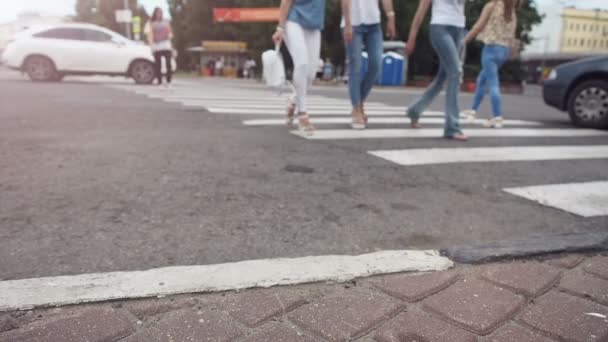 Orang-orang abstrak pada gerakan lambat di jalan — Stok Video