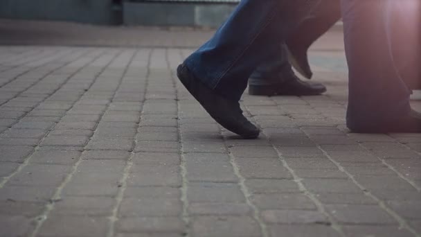 Abstrato As pessoas caminham na rua câmera lenta — Vídeo de Stock