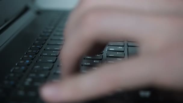 Muž zadávání textu na klávesnici — Stock video