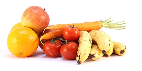 Kupie bio świeże pomarańcze dojrzałe pomidory jabłka banany marchew — Zdjęcie stockowe