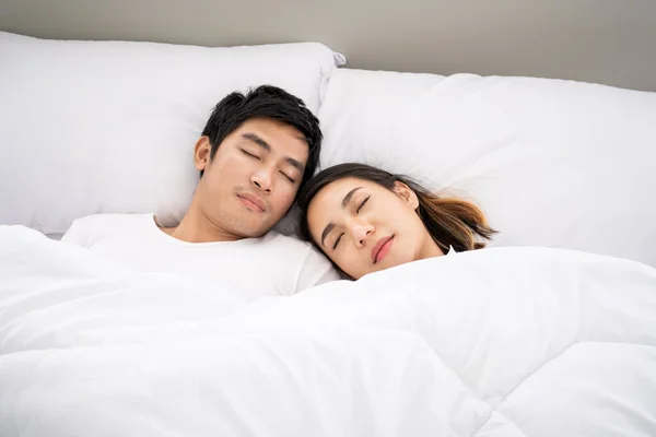 Jeune Couple Asiatique Dormir Sur Lit Ensemble — Photo