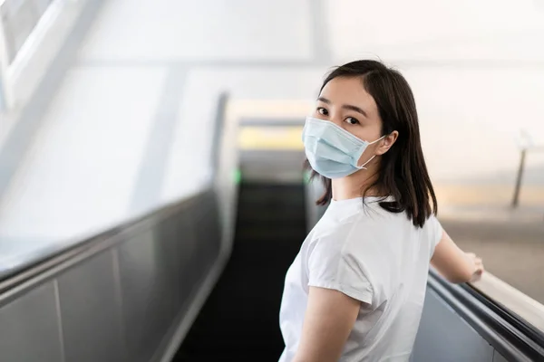 Mujer Que Lleva Una Máscara Protectora Higiene Para Proteger Virus — Foto de Stock