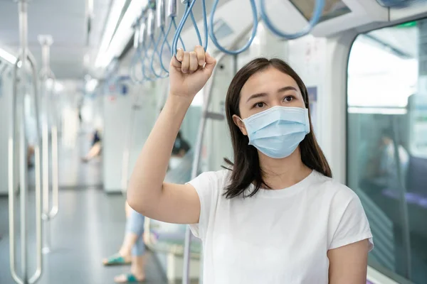Mujer Que Lleva Una Máscara Protectora Higiene Para Proteger Virus —  Fotos de Stock