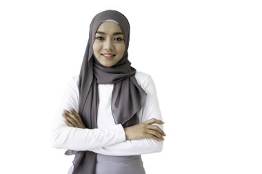 Kırpma yolu ile izole edilmiş. Zeki ve yakışıklı Asyalı etnik kökenli Müslüman iş kadını portresi. İş insanlarında etnik köken ve din çeşitliliği kavram ve meslekte