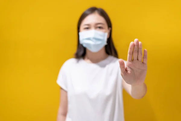 Азиатская Молодая Привлекательная Женщина Носит Защитную Гигиеническую Маску Лице Защитить — стоковое фото