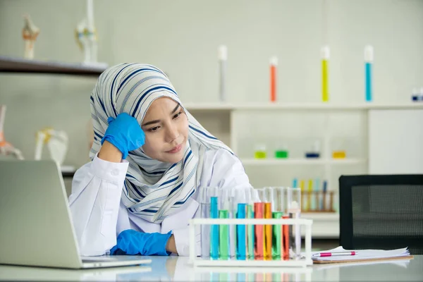 Científico Musulmán Joven Asiático Probando Experimento Químico Laboratorio Hospitalario Químico — Foto de Stock