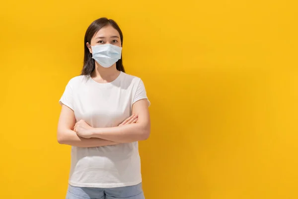 Asiatisk Ung Attraktiv Kvinna Bär Skyddande Hygien Mask Över Ansiktet — Stockfoto