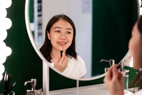 Linda Jovem Mulher Etnia Asiática Olhando Espelho Aplicando Brilho Lábios — Fotografia de Stock