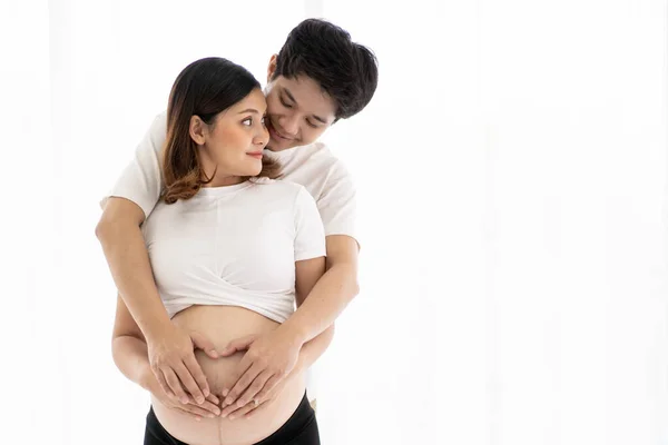아시아의 스러운 남편과 아내의 초상화 아내는 임신중이다 남편은 부드럽게 껴안고 — 스톡 사진