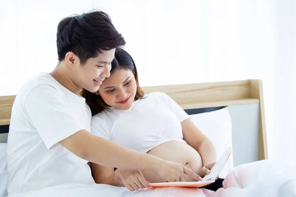 Marido Romântico Esposa Grávida Relaxando Lendo Livro Cama Juntos Atividade — Fotografia de Stock