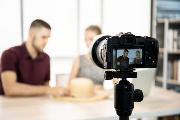 Молодые блогеры моды Кавказа в прямом эфире и в социальных сетях. Два блогера моды наслаждаются общением перед цифровой камерой. Современный образ жизни и социальные медиа
.