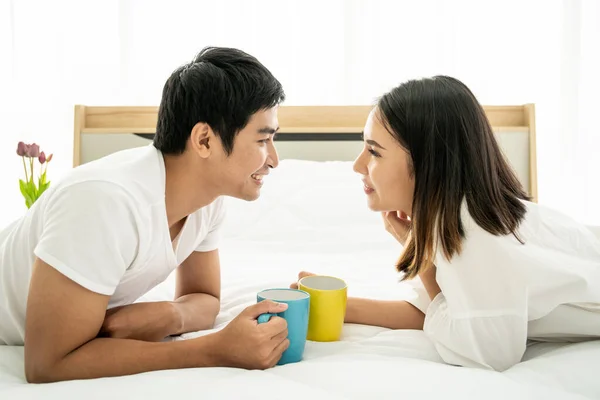 Asiatisches Junges Paar Beim Morgendlichen Kaffee Schlafzimmer Konzept Der Freizeit — Stockfoto