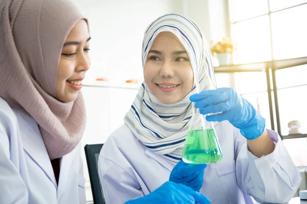 Двоє Мусульманок Хімік Провели Експеримент Лабораторії — стокове фото