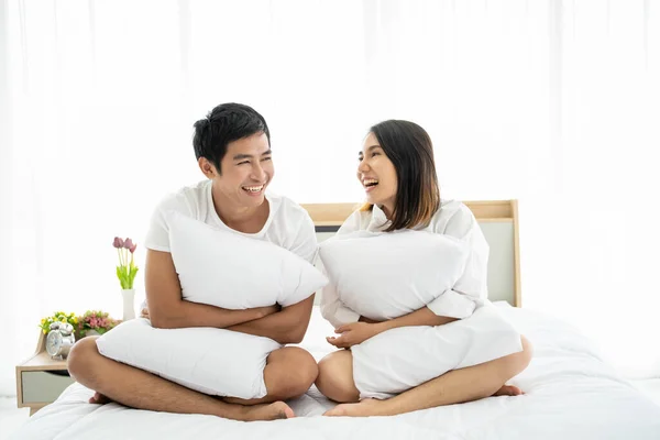 Drôle Romantique Portrait Couple Asiatique Dans Chambre Coucher Avec Lumière — Photo