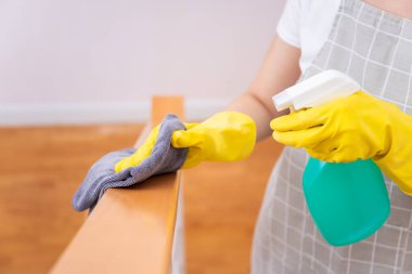 Temizlikçi merdivenleri alkol ve sıvı temizlik solüsyonu kullanarak temizliyor. Covid-19 koruma konsepti, günlük hayatta her zaman temizlik malzemesi. Sağlık ve Sağlık Hizmetleri.