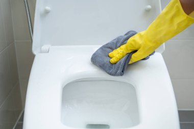 Temizlikçi sifonu alkol ve sıvı temizlik çözeltisi kullanarak temizliyor. Covid-19 koruma konsepti, günlük hayatta her zaman temizlik malzemesi. Sağlık ve Sağlık Hizmetleri.