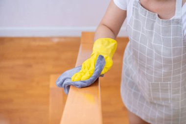 Temizlikçi merdivenleri alkol ve sıvı temizlik solüsyonu kullanarak temizliyor. Covid-19 koruma konsepti, günlük hayatta her zaman temizlik malzemesi. Sağlık ve Sağlık Hizmetleri.