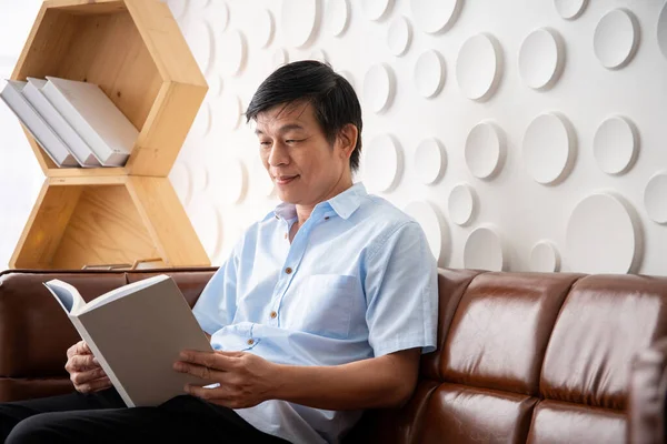 Asiático Anciano Hombre Edad Entre Años Edad Centran Lectura Libro — Foto de Stock