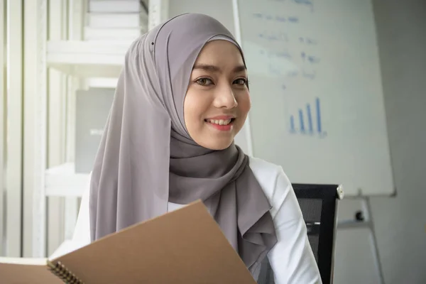 事務所で働くスマートで美しいアジア系ムスリムのビジネスウーマンの肖像 多様性文化とジェンダーの概念 — ストック写真