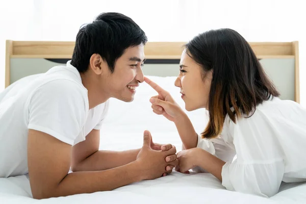 Drôle Romantique Portrait Couple Asiatique Dans Chambre Coucher Avec Lumière — Photo