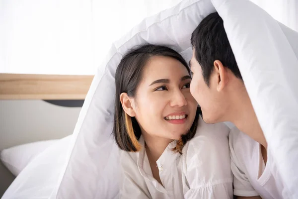 午前中にベッドの上でロマンチックな瞬間に素敵なアジアのカップル バレンタインデーのコンセプトの若いカップルの肖像画 彼氏と彼女は一緒にいる — ストック写真