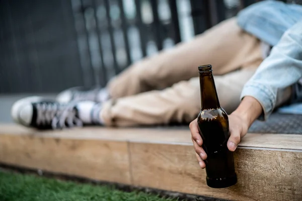 Безнадежный Зависимый Алкоголя Безработный Азиатский Молодой Человек Сидящий Один Дороги — стоковое фото