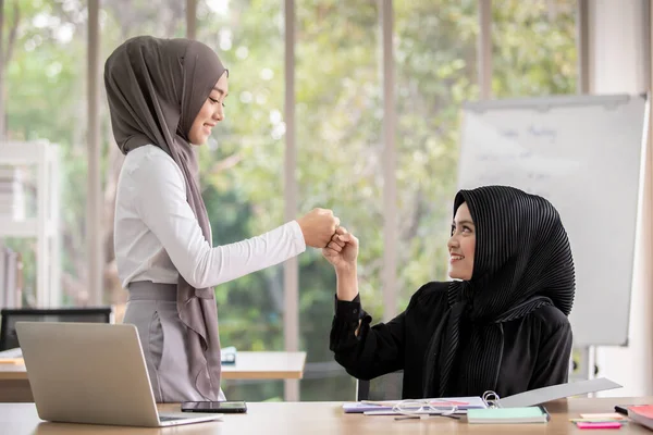 会議室で一緒に幸せな感情を表現するスマートで美しいアジアのイスラム教徒のビジネスの人々 イスラム教徒のビジネス女性が同僚に握手をする 取引と議論の概念 — ストック写真