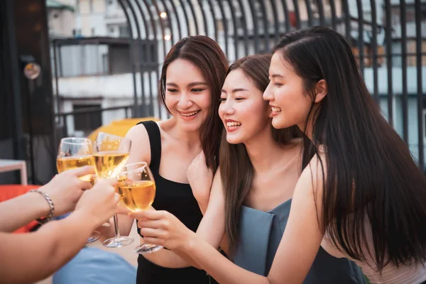 Sevgili Asyalı genç çift Sevgililer Günü partisinde 5 yıldızlı oteldeki çatı üstü bar ve restoranda beyaz şarap içmeyi seviyor. Romantik Asya çifti sevgililer gününü birlikte kutluyor.