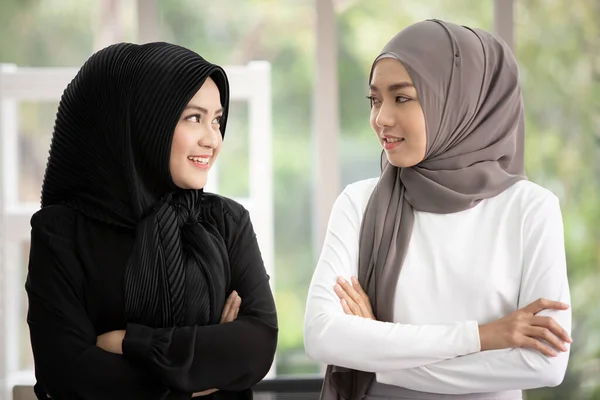 会議室で一緒に幸せな感情を表現するスマートで美しいアジアのイスラム教徒のビジネスの人々 スマートカジュアルシャツのアジアのイスラム教徒のビジネス女性 取引と議論の概念 — ストック写真